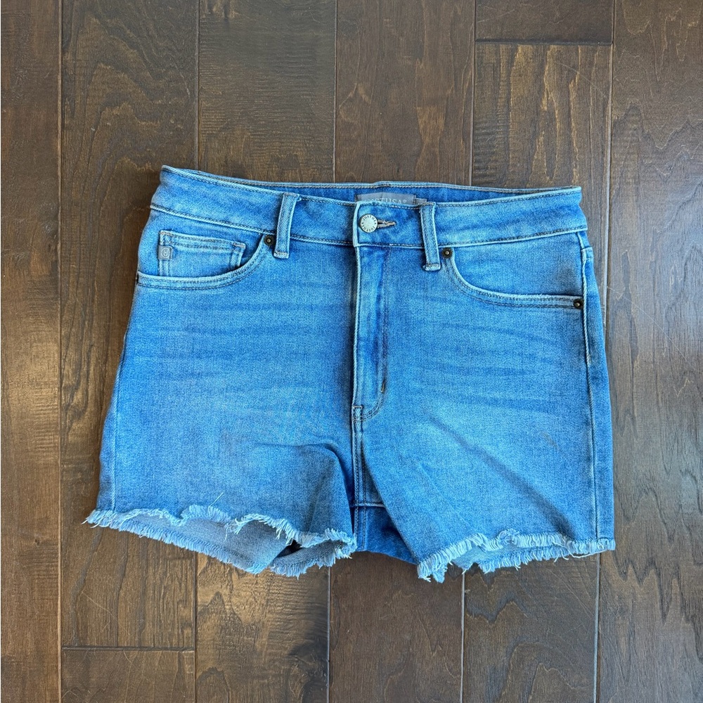 Just USA Medium Wash Blue Denim Jean Stretch Shorts with Frayed Hemline